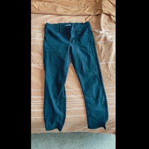 Black mid rise cropped skinny jeans. Size: 2
